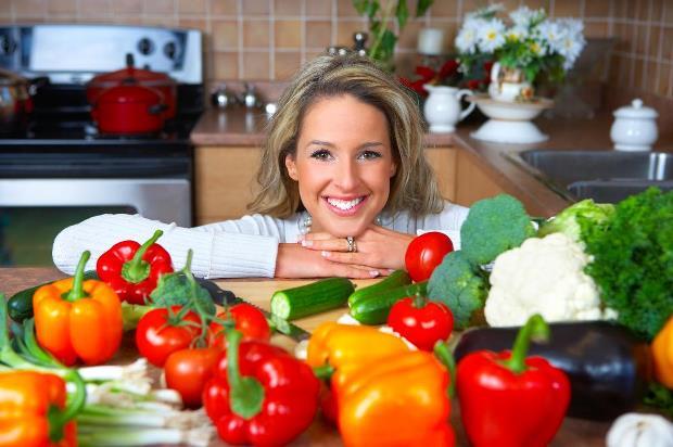 женщина перед столом с овощами