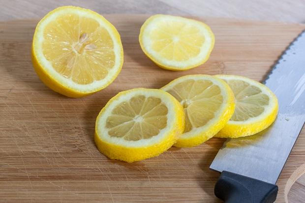 Лимон на разделочной доске