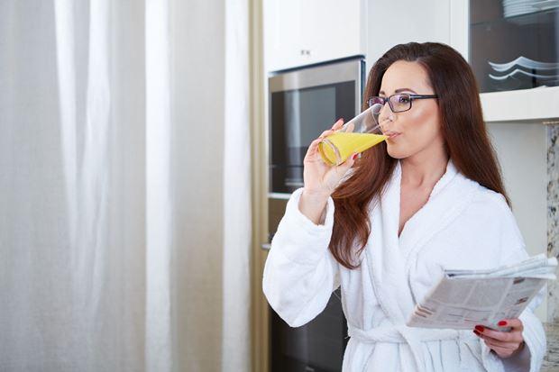 женщина пьет апельсиновый сок