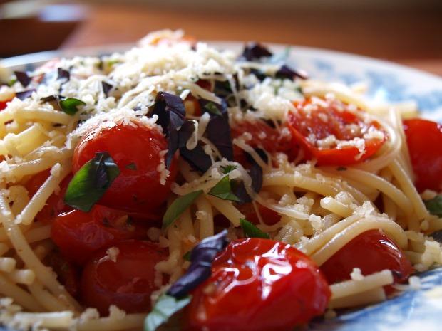 спагетти с помидорами и базиликом