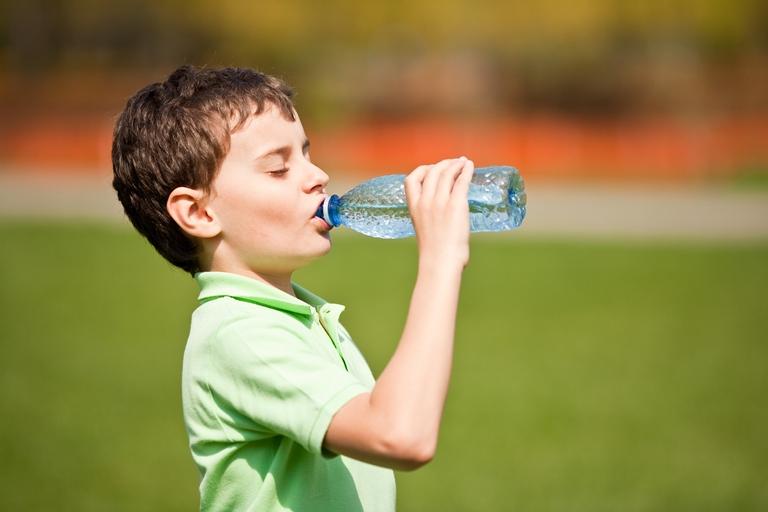 мальчик пьет воду