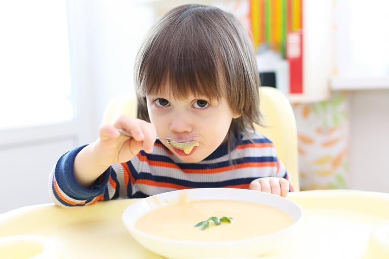 ребенок ест суп