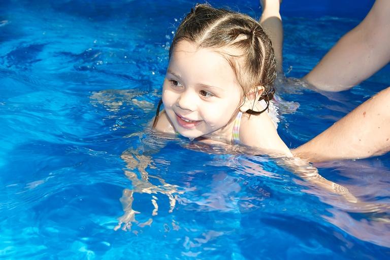 как научить ребенка плавать