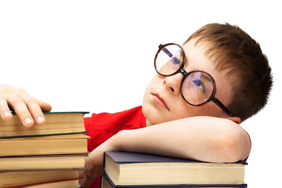 мальчик в очках читает книги