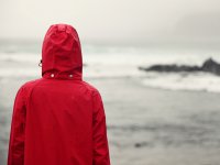 http://ru.depositphotos.com/Maridav: человек в красной куртке смотрит на море 