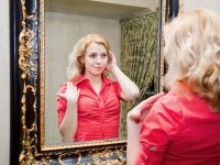 ru.depositphotos.com /  natulrich: женщина смотрит в зеркало