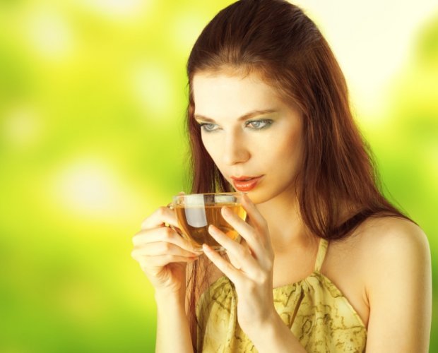 женщина пьет чай