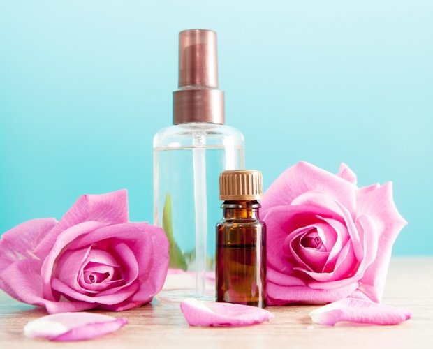 Розовая вода, цветы и эфирное масло