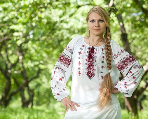 Славянская женщина с длинной косой