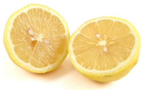 Лимон помогает избавиться от перхоти