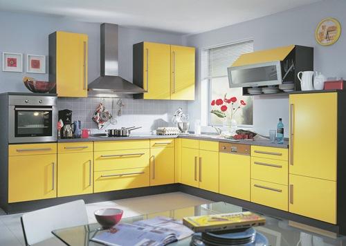 желтый интерьер кухни