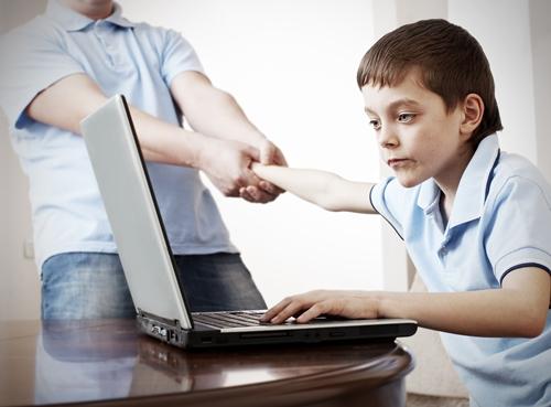 Ребенку рекомендуется проводить за компьютером не более часа в день