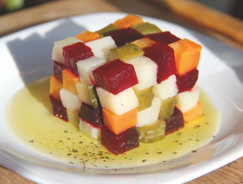 Можно оформить салат в виде оригинального кубика-рубика
