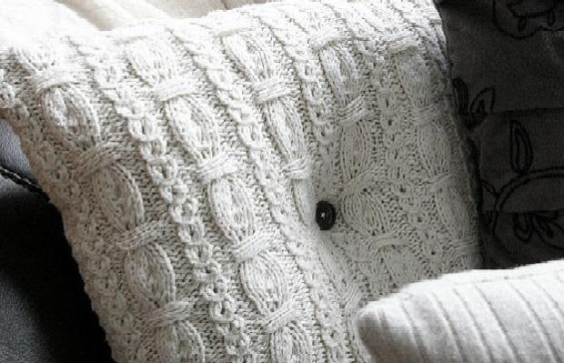 Подушка из свитера 