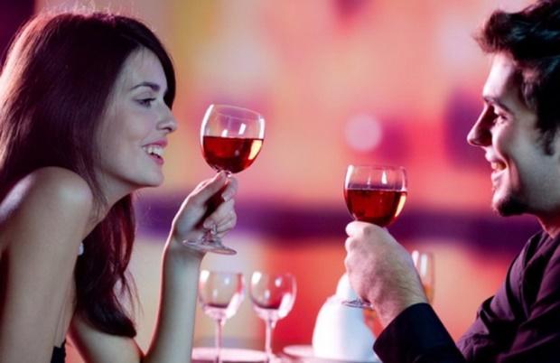 девушка и парень пьют вино