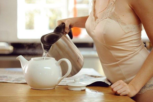 женщина заваривает чай
