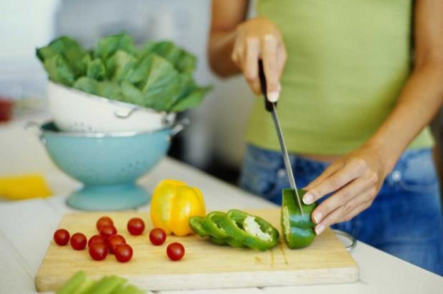 женщина режет овощи