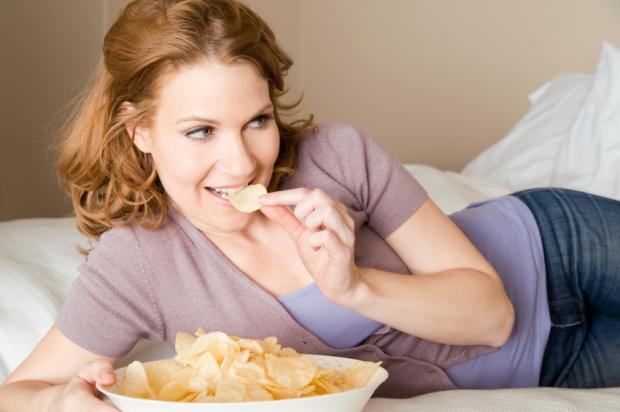 женщина ест чипсы