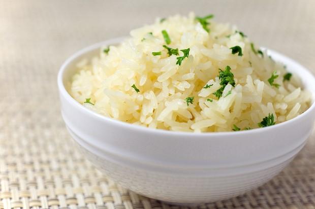 тарелка риса с зеленью