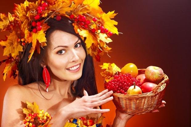 девушка в костюме осени с фруктами и ягодами