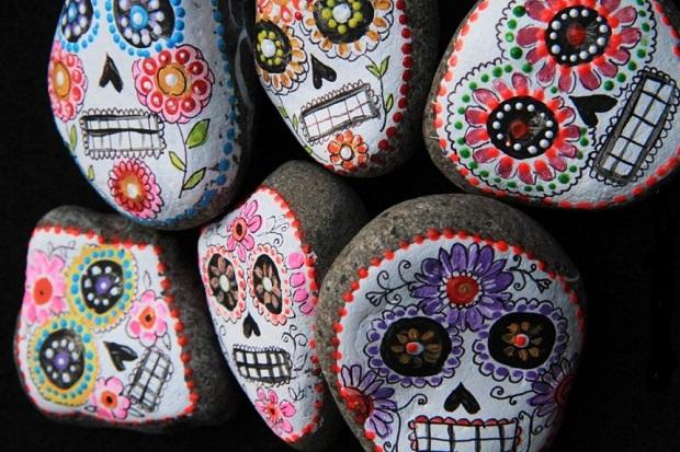 Мексиканские черепа, изображенные на камнях