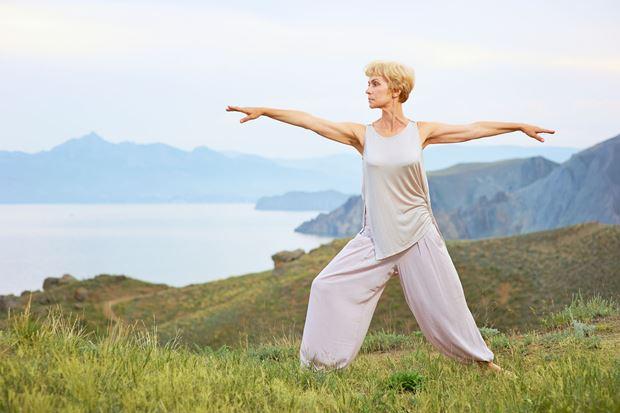 женщина выполняет упражнения из йоги
