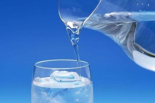 стакан воды со льдом