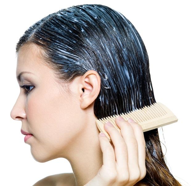Женщина расчесывает волосы во время покраски
