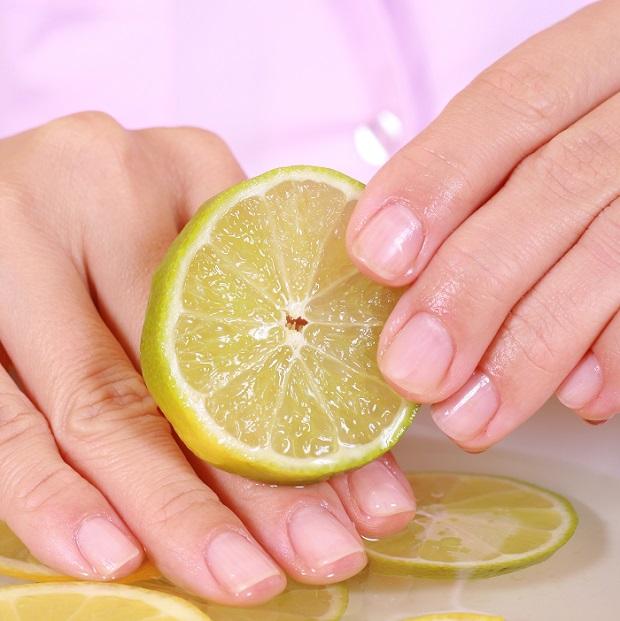 Женщина чистит ногти лимоном