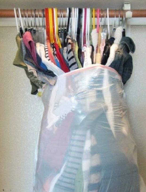 Упаковывание одежды с вешалками