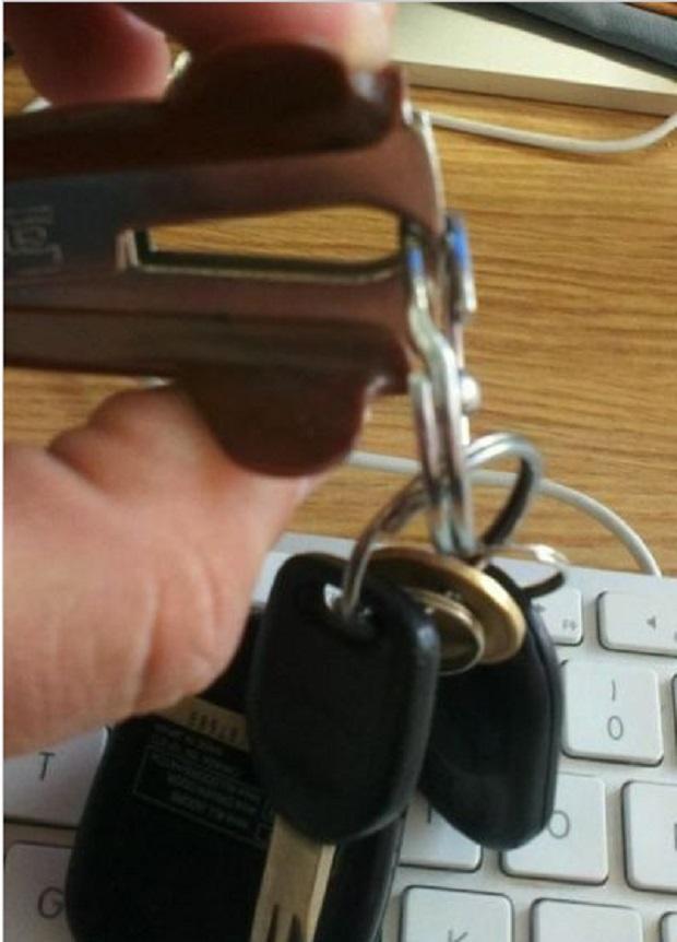 Как разжать кольцо на связке ключей
