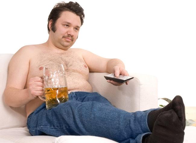 мужчина на диване с пивом и пультом