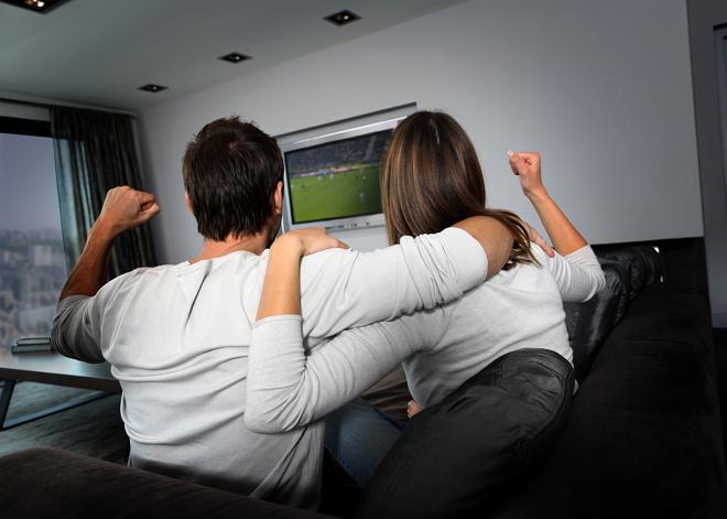 Мужчина и женщина смотрят футбол