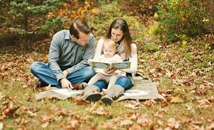 Семья читает в осеннем лесу