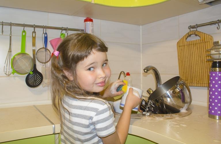 девочка моет посуду