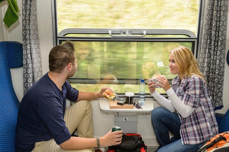 мужчина и женщина в поезде