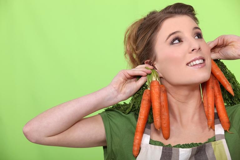 женщина с морковкой