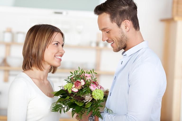 муж дарит цветы