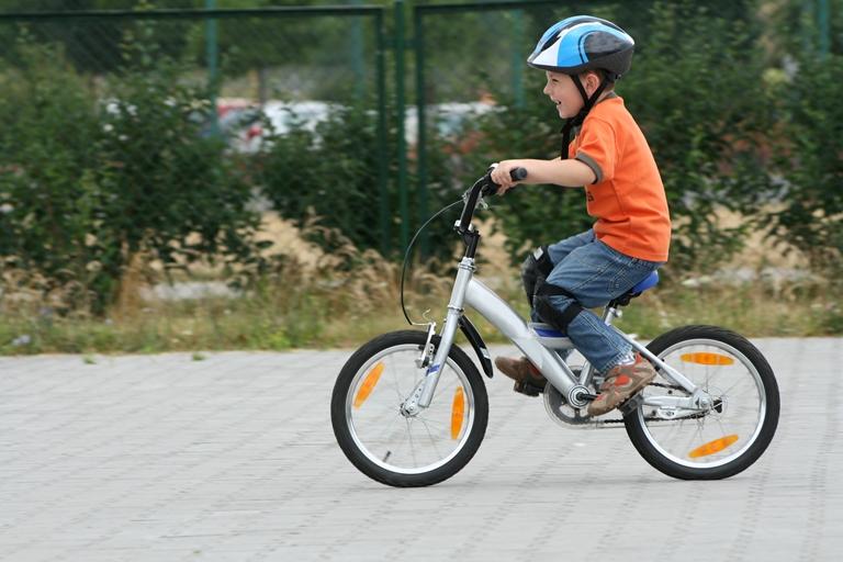 мальчик едет на велосипеде