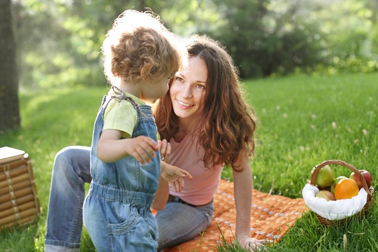 мама с ребенком на пикнике