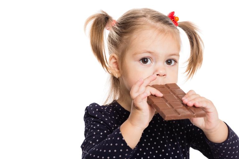 девчока ест шоколадку