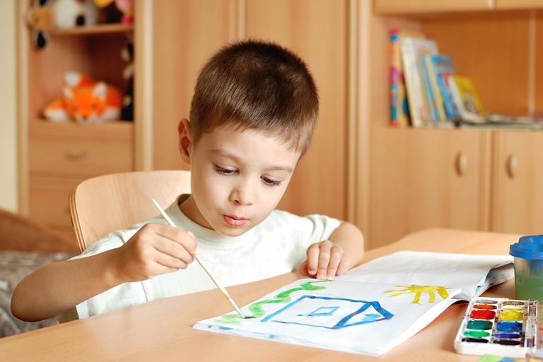ребенок рисует
