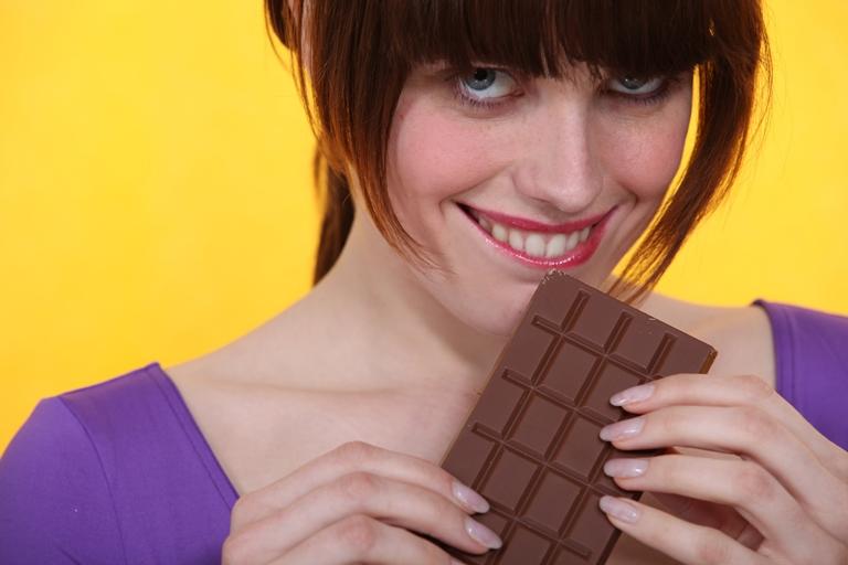женщина ест шоколад