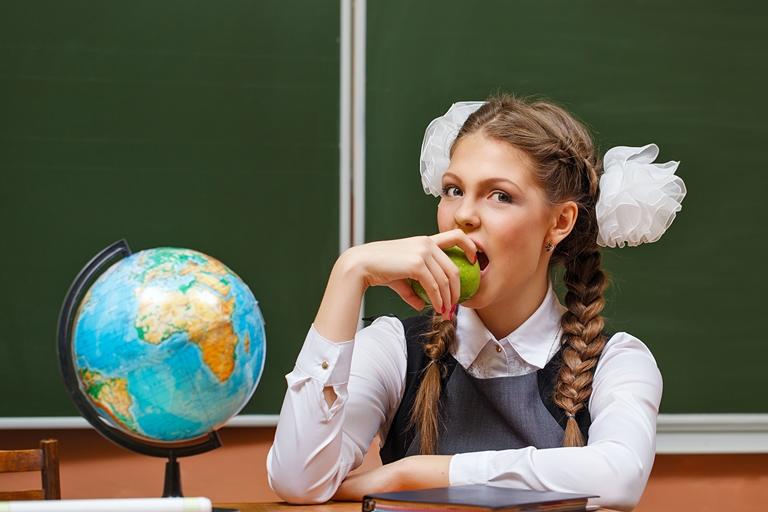 школьница ест яблоко
