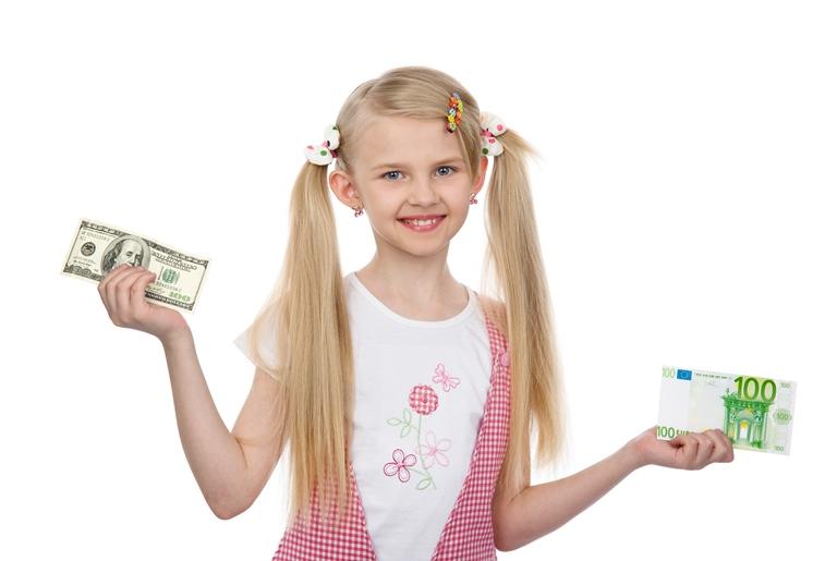 девочка держит деньги