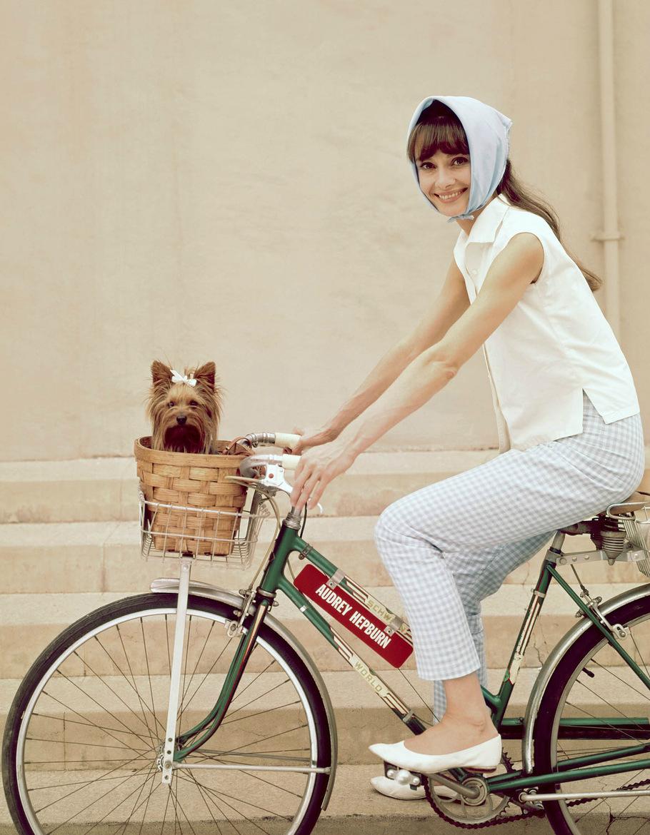 Одри Хепберн на велосипеде