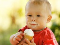 Konstantin:): Малыш ест мороженое
