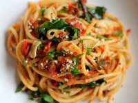 : спагетти с томатами и базиликом