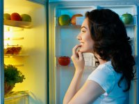 ru.depositphotos.com / Yuganov Konstantin             : голодная девушка ночью перед холодильником
