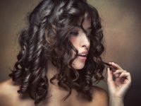 ru.depositphotos.com/cokacoka: Девушка с вьющимися волосами